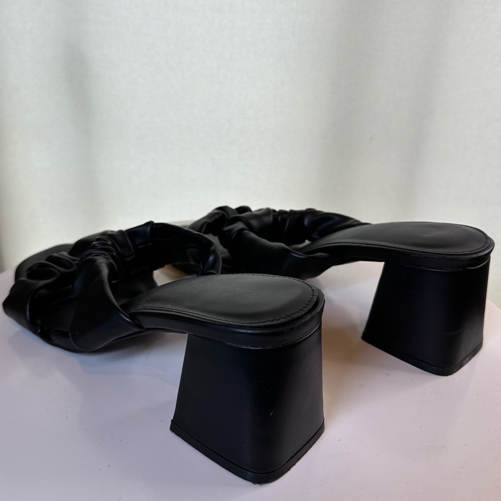 14Th & Union Black Strappy Heel Sandal Double Strap Scrunch. Women’s size 40.